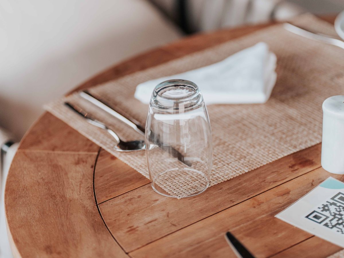 Mesa de restaurante con un código QR para consultar la carta